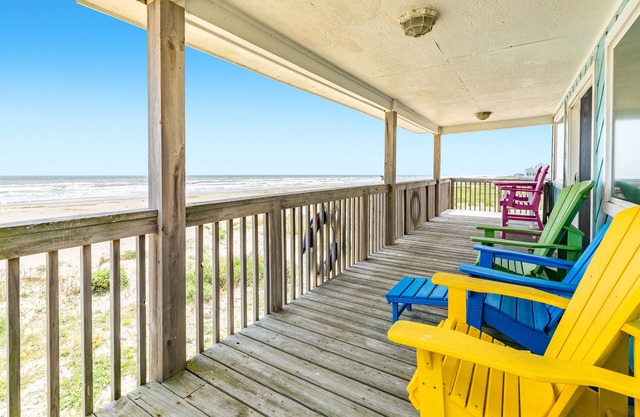 Pet Friendly Beachfront Home inlc. Patio w/ Tiki Bar & Great Gulf Views