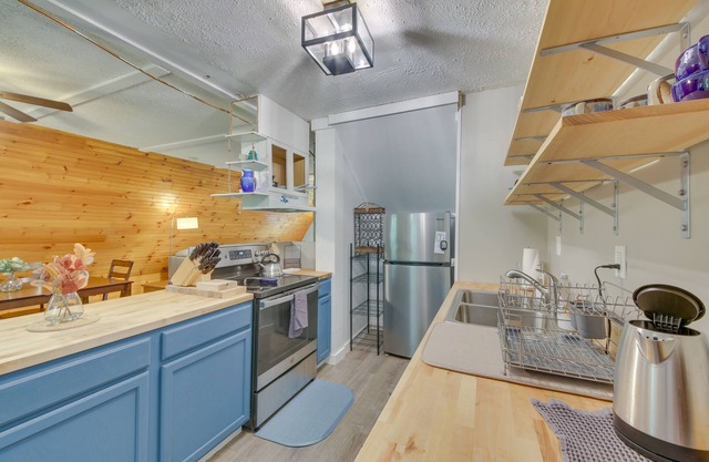 Pet-friendly Belfast Retreat - 2 Mi to Downtown!