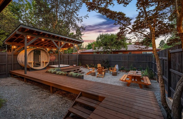 Pet friendly Boutique Townhome w/ Sauna & Hot tub