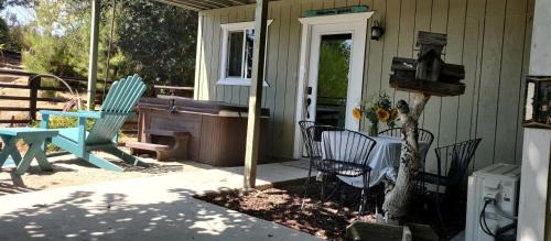 Pet Friendly Breathtaking Cottage with Hot-tub in Rainbow, California