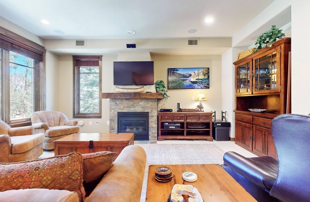 Pet-Friendly Bright Home on Golf Course. Gas Grill, Washer/Dryer & Hot Tub