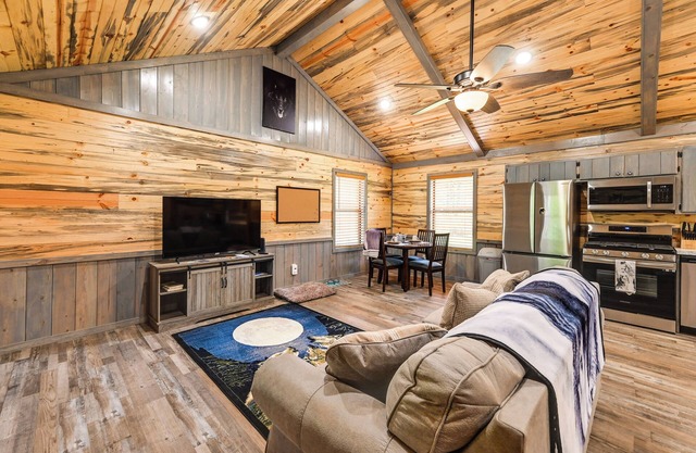 Pet-Friendly Broken Bow Cabin Near Lukfata Creek!