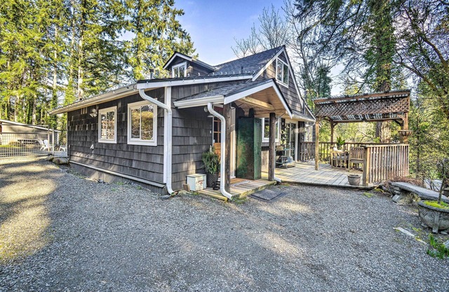 Pet-Friendly Cabin: Minutes to Gig Harbor!