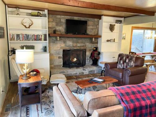Pet friendly cabin on 5 Acres near Boone & parkway