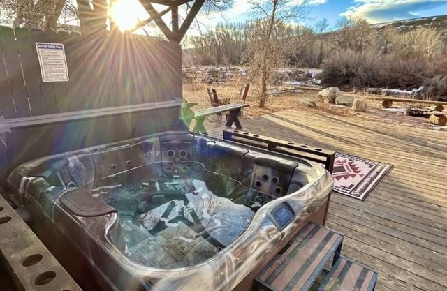 Pet-Friendly Cabin - Queen Beds, Hot Tub, Free Parking & Scenic River Setting