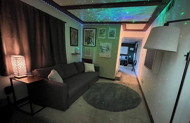Pet-Friendly Cabin Retreat and Rave Den in Crestline - Wifi, BBQ, mountain views