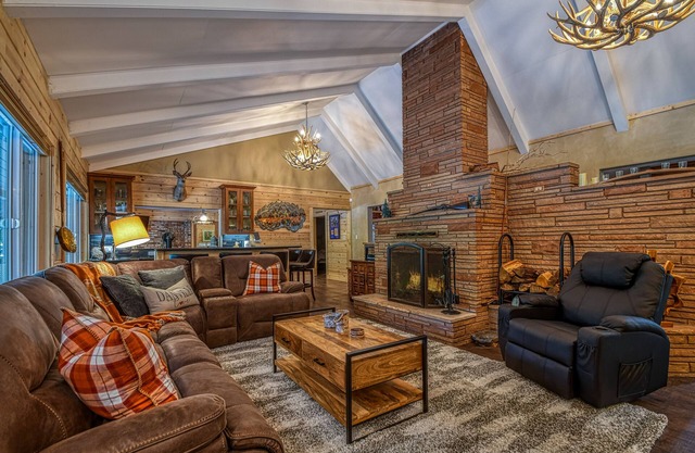 Einzigartige Lodge Plus Mini-Kabinen, komplett renoviert - ideal für große Gruppen! Platz für bis zu 22 Gäste im Camp Connell