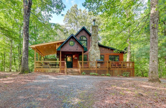 Pet-Friendly Cabin with Hot Tub in Mineral Bluff!