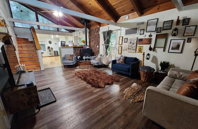Pet Friendly Cabin - Sleeps 14-Movie/Rec Rm. Lake Access/Deck/Yard