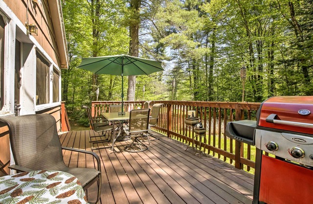 Pet-Friendly Cabin w / Feuerstelle, Grill & Great Deck!