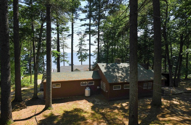 Pet-Friendly! Classic Maine Cottage Overlooking Sebago Lake with Beach Access