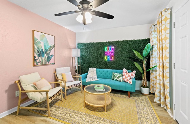 Pet-Friendly CLEAN King Bed Retreat Near UF, Stadium, DT & Shands