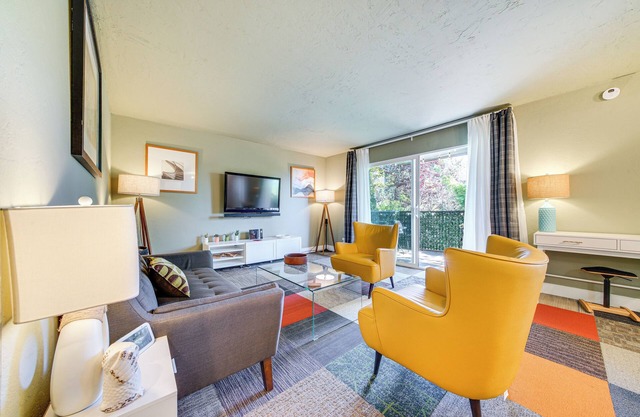 Pet-Friendly Condo w/Community Perks in Renton
