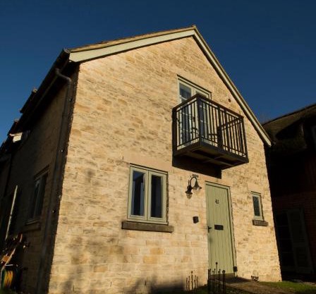 Pet friendly Cotswold Cottage with hot tub and swimming pools