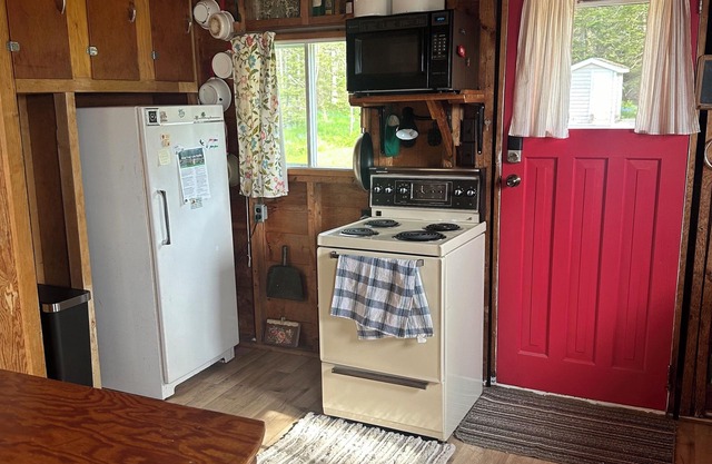 Pet friendly cottage on Skiff Lake