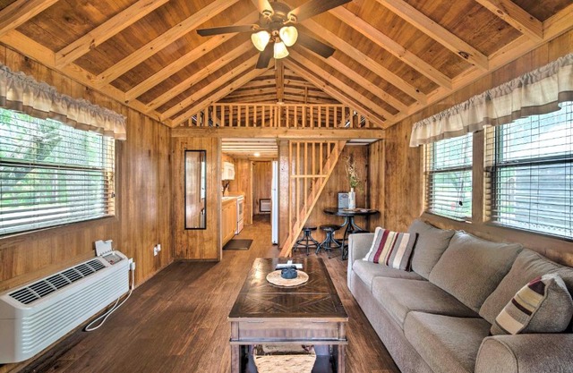Pet-Friendly Cottage Unit 7, Screened Porch!
