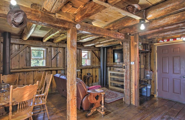 NEW! Pet-Friendly Countryside Cottage w/ Fire Pit!