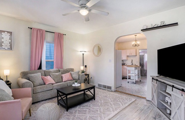 Pet friendly Cozy and Charming Bungalow one block from UNC!