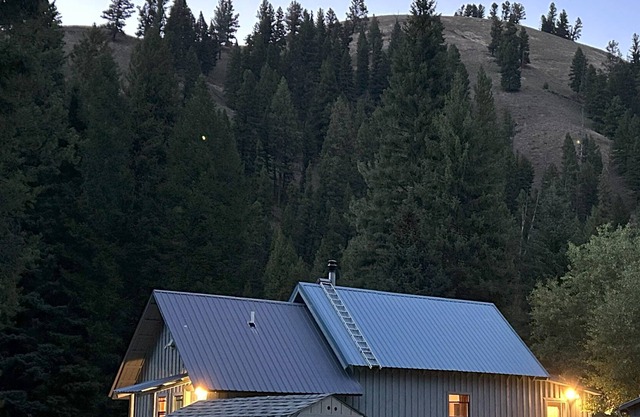 Pet Friendly, Cozy and Quiet East Fork River Cabin