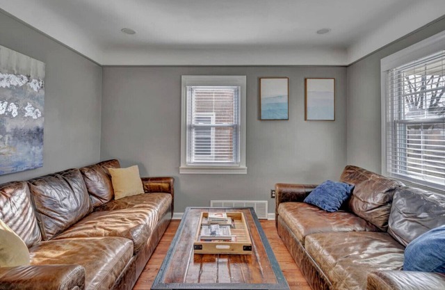 Pet Friendly Cozy Bungalow with King Bed and Yard