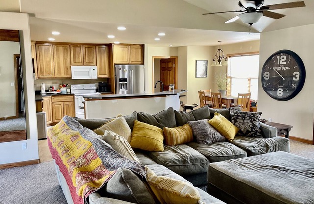 Pet friendly cozy home two minutes from historic downtown