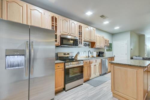 Pet-Friendly Downtown Fulton Apt with Smart TV!