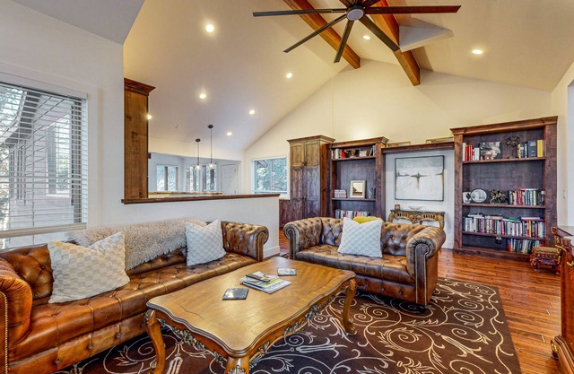 Pet-friendly duplex w/ mountain views, 2 en suite bedrooms, shared firepit, deck