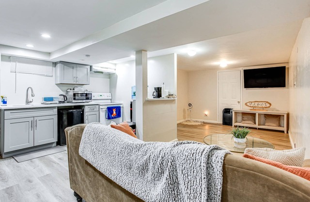 Pet-Friendly Elmont Apartment: 17 Mi to NYC!