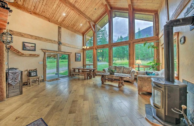 Pet-Friendly Eureka Getaway with Mountain Views