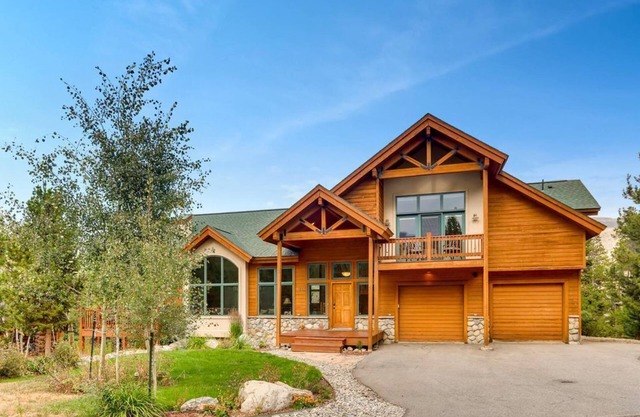 Pet Friendly Family Mountain Home with private hot tub!