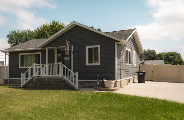 Pet Friendly Family Getaway- Fitness Room & Backyard