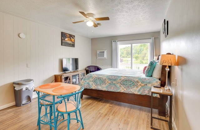 Pet-Friendly Fayetteville Gem Near Rafting!