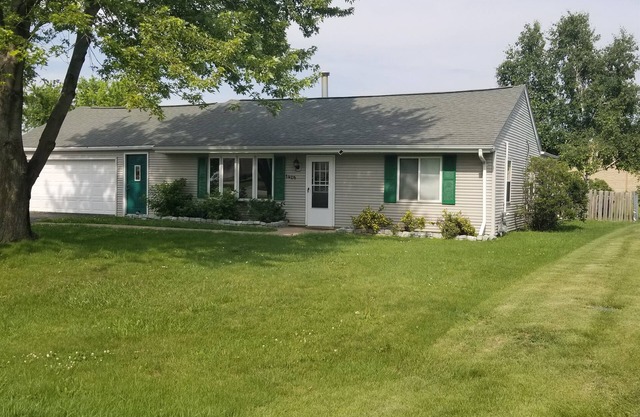 **Pet Friendly-Fenced In Yard** Centrally located in Fox Crossings / Menasha