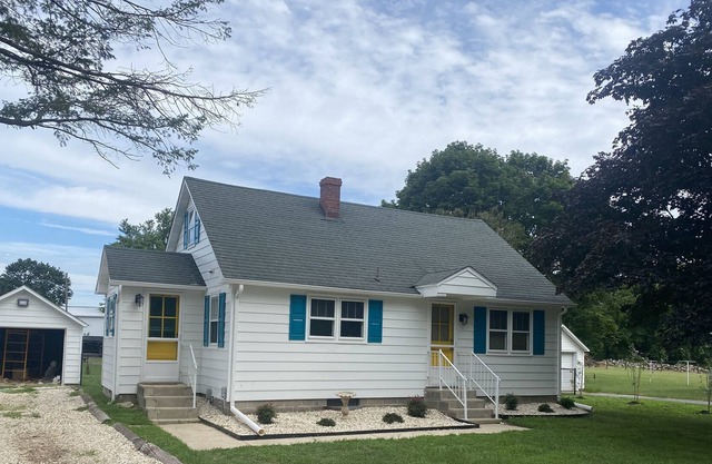 Pet Friendly Fenced in Yard 2 Miles From DE TURF