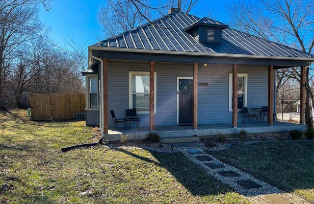Pet Friendly - Fenced Yard - <1 mile from Purina