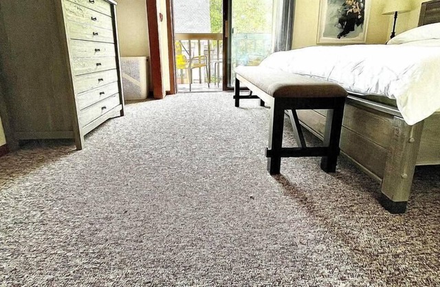 Pet friendly/free parking/private entry/secure!