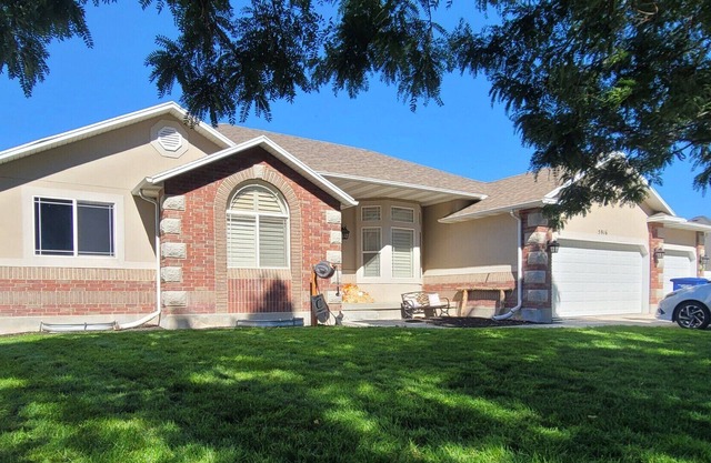 Pet friendly fully fenced backyard long term stay