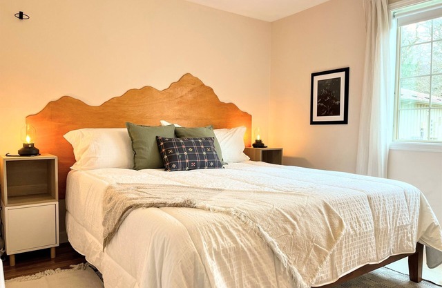 Pet Friendly Getaway Apt w/ Office @ Beacon Rock