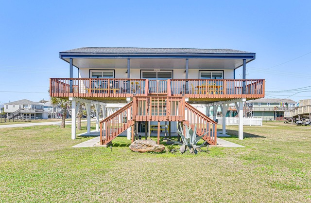 Pet-Friendly Galveston Home: Walk to Beaches!