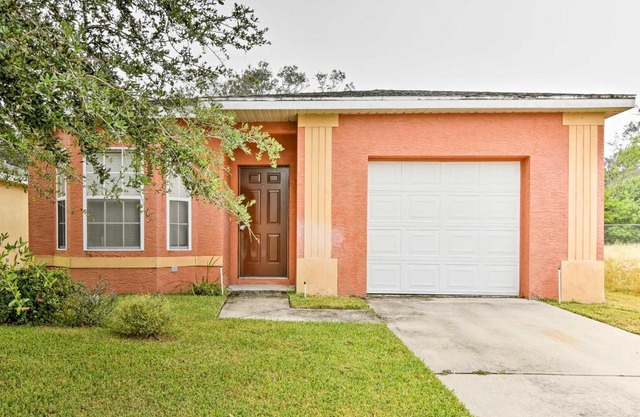 Pet-Friendly Gem with Yard and Pool Access in Sebring