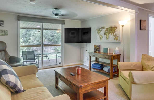 Pet-Friendly Glasgow Home w/ Buffalo Creek View!