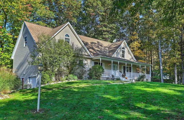 Pet-Friendly Grand Pine Bush Retreat on 2 Acres!