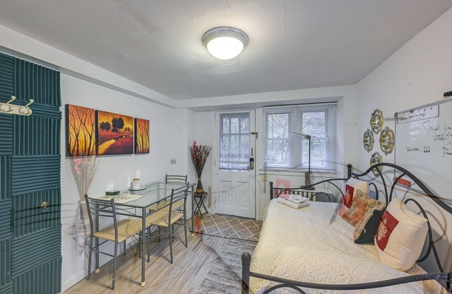 Pet-Friendly Great Neck Home ~ 1 Mi to Kings Point