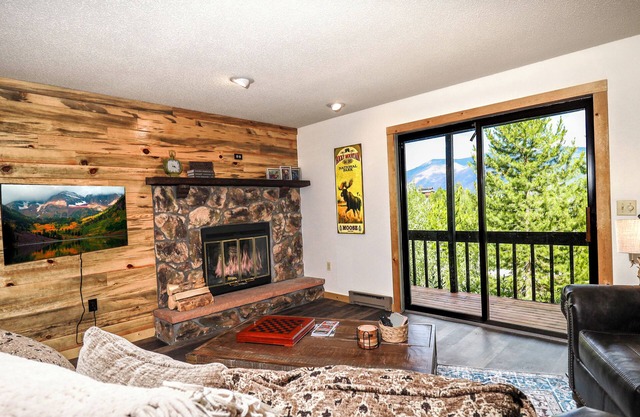 Pet Friendly! Ground level 2 Bedroom Mountain Retreat