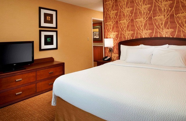 Pet-Friendly Haven with Swimming Pool, Near Suburban Collection Showplace