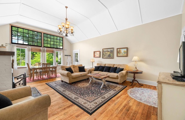 Pet Friendly, Hot Tub, Historic Cottage Downtown