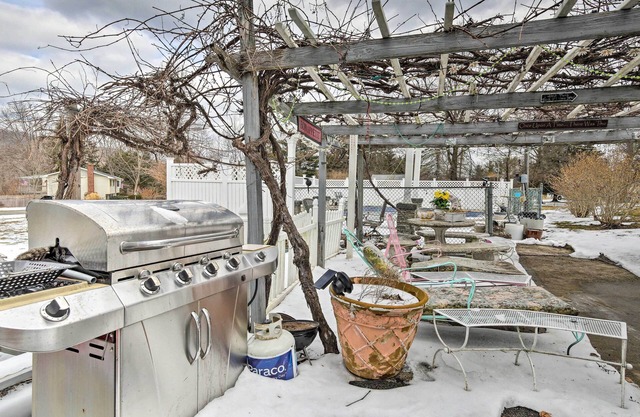 Pet-friendly Hopewell Junction Apt w/ Grill!