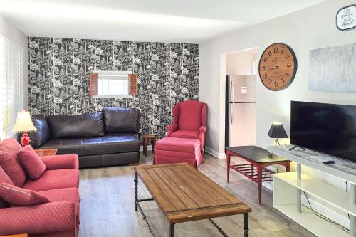 Pet-Friendly Home - 3 Mi to St Louis Airport