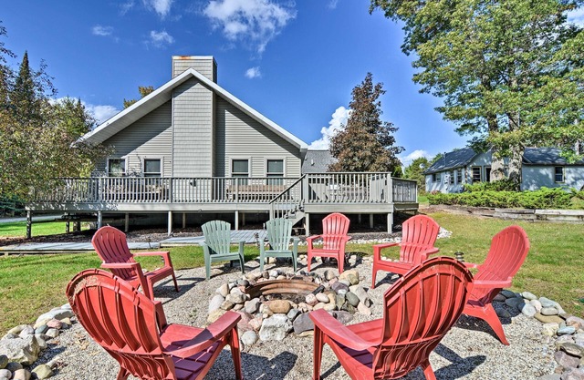 NEU! Roscommon Home w / Deck, 7 Mi zum Higgins Lake!