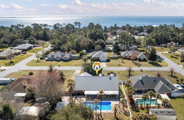 Pet Friendly Home, Steps to the Santa Rosa Sound!
